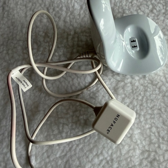 NUFACE TRINITY + ELE SET+ Pink Pouch and Gel Primer - Picture 16 of 16